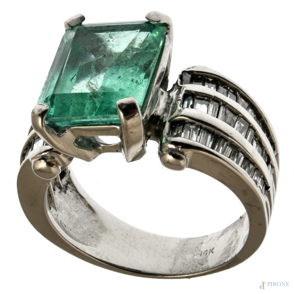 Anello in oro bianco 14 kt con diamanti taglio baguette 1,8 ct e smeraldo centrale 8,5 ct, misura 16, peso lordo gr 10