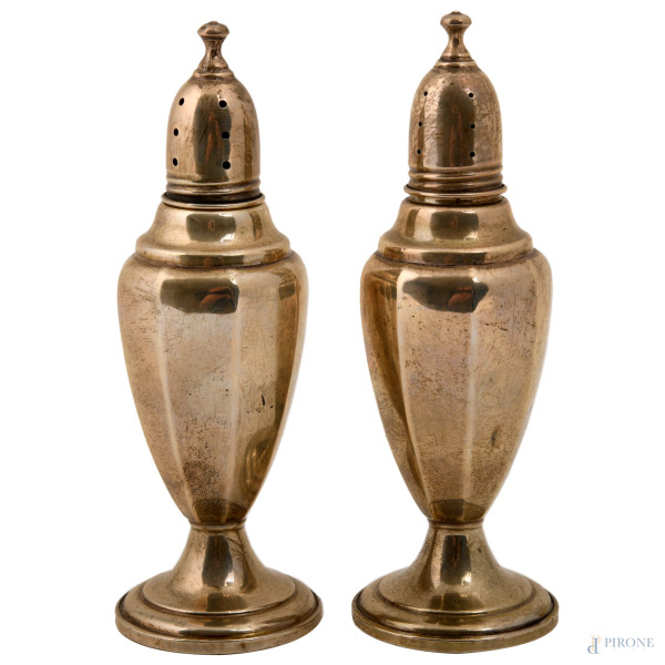 Coppia di sale e pepe in argento appesantito, XIX-XX secolo, Inghilterra, altezza cm 13, peso lordo totale gr. 110,