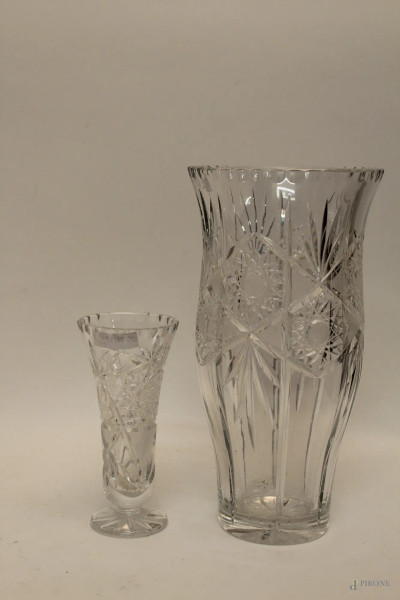 Lotto composto da due vasi portafiori diversi in cristallo controtagliato, H 31 cm e H 18 cm.