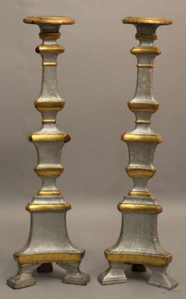 Coppia di candelieri in legno laccato con fascie dorate, XVIII sec, h. 76 cm.