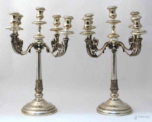 Coppia di candelieri a cinque fiamme in argento con bracci a foglie d&#39;acanto, H 42 cm, gr 2980.