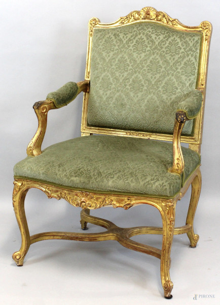 Poltrona in legno intagliato e dorato, XIX secolo, seduta e schienale imbottiti e rivestiti in velluto verde, gambe mosse riunite da crociata, alt. cm 102