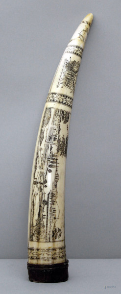 Zanna di tricheco commemorativa, incisa con paesaggi, base con finale in argento, siglato e datato 1787, (restauri) h. 45 cm