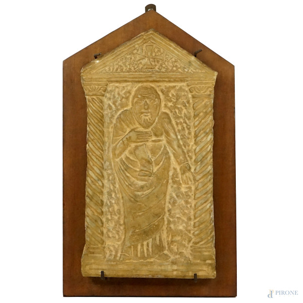 Antico frammento in marmo scolpito a bassorilievo raffigurante Vescovo in paramenti sacerdotali, all'interno di un'edicola sostenuta da coppia di colonnine tortili e sormontata da timpano con croce bizantina, cm  41x21, (restauro)