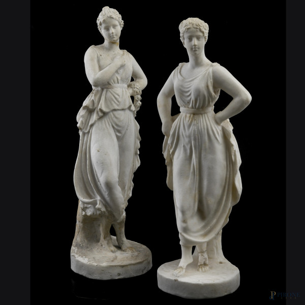 Lotto di due sculture in stucco raffiguranti fanciulle, XX secolo, altezza cm 38, (segni di usura, scalfiture, rotture, restauri, difetti)