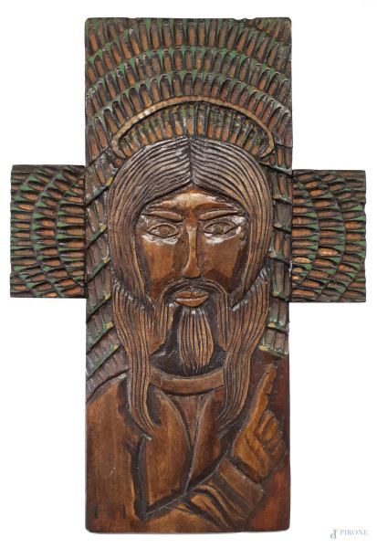 Cristo risorto, antico bassorilievo policromo in legno intagliato e sagomato a forma di croce commissa, cm 59x40, siglata F.I. in basso a sinistra e al retro