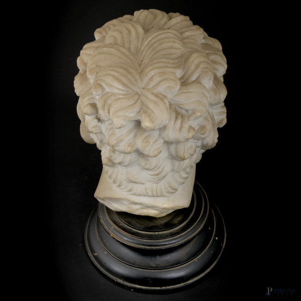 Riproduzione in marmo zuccherino di busto di imperatore romano, XX secolo. Base in legno, (difett...