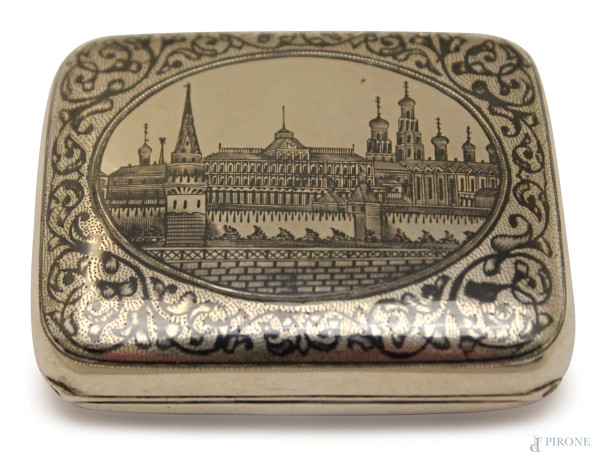 Portamonete in argento niellato con riserva raffigurante piazza rossa, Russia XIX sec, 7x5,5 cm.