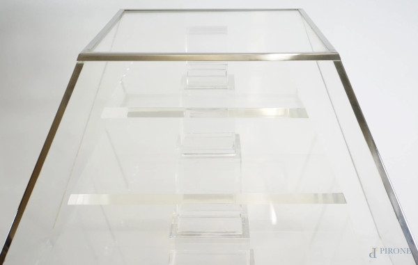 Grande bacheca in plexiglass, XX secolo, cm h 158x106x106, (difetti)