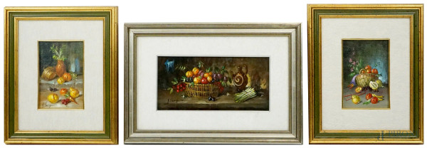 Guido Venanzoni - Lotto di tre dipinti raffiguranti nature morte, olio su rame e tela, misure max cm  13x28,5, circa, entro cornici.
