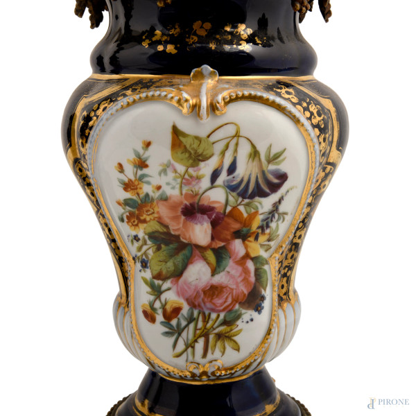 Coppia di lampade a olio elettrificate in porcellana blu con decori oro e figure di gentiluomo e ...