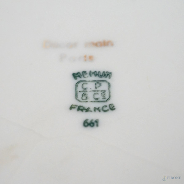 Portavaso in porcellana dipinta a mano con decorazioni policrome a motivi floreali, vegetali e fi...