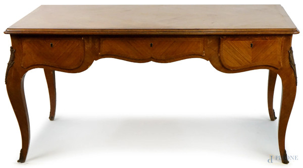 Scrittoio Napoleone III, XIX secolo, in legno impiallacciato, tre cassetti sulla fascia, gambe mosse, applicazioni e scarpette in bronzo, cm 79x160x84, (difetti)