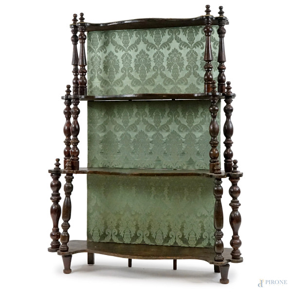 Etagère a quattro ripiani con rivestimenti in tappezzeria floreale verde, montanti laterali torniti, cm h 126x93x27, XX secolo, (difetti).