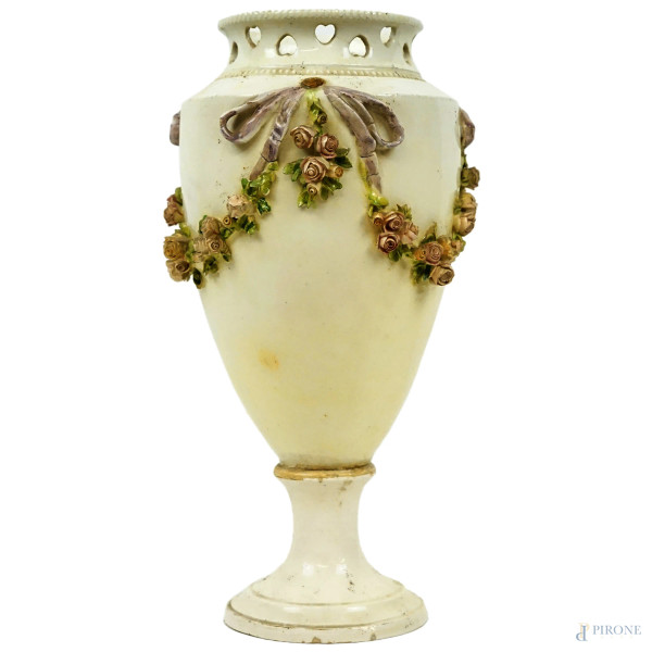 Vaso in maiolica smaltata color crema, decoro a rilievo di ghirlande policrome, cm h 34, XX secolo, (difetti).