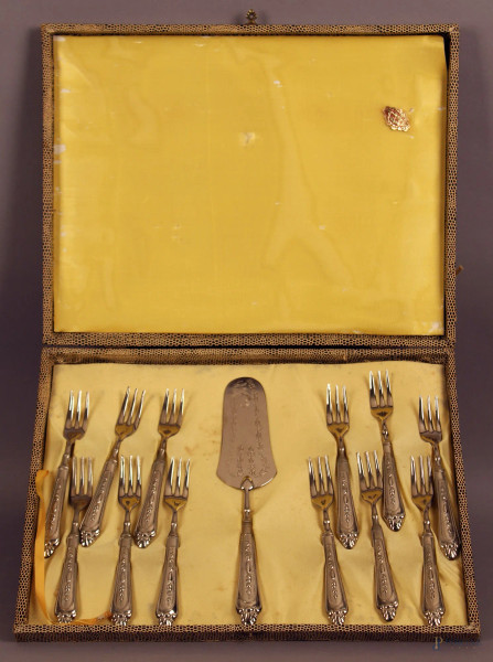 Servizio da dolce in metallo argentato composto da una paletta e dodici forchette, completo di custodia.