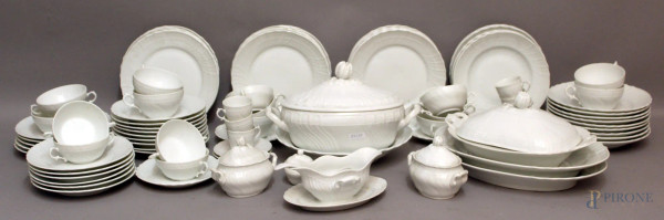 Servizio di piatti per dodici in porcellana bianca completo di tre piatti da portata e due zuppiere, marcate Richard Ginori, pz. 56.
