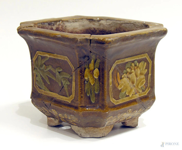 Antico vaso cinese in terracotta smaltata e decorata a motivi vegetali, altezza cm 15, dinastia Repubblica di Cina (1912-1949), presenta restauri