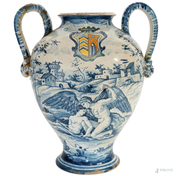 Antico vaso in maiolica, Lanterna, Savona, interamente a smalto bianco e blu, con decoro a tutto tondo raffigurante paesaggio con figure e stemma araldico policromo, manici a serpentelli, cm h 34, (difetti)