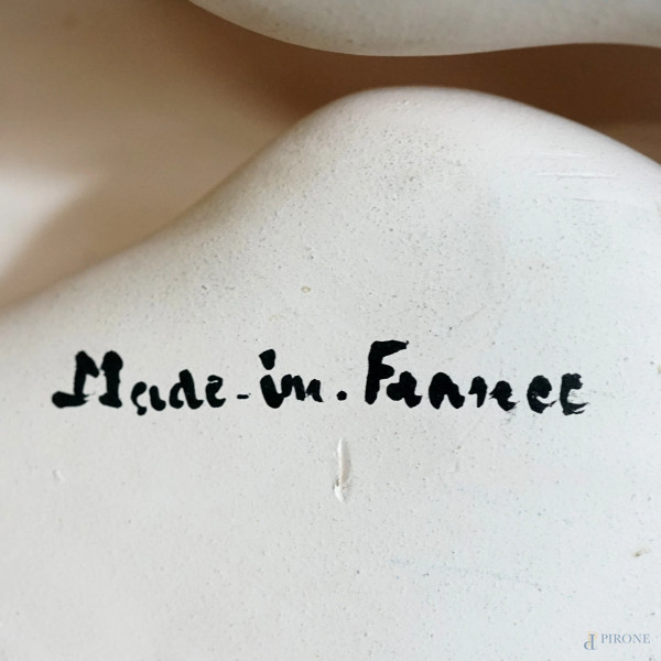 Scultura in ceramica policroma rappresentante un nudo femminile con due colombe, firmato Morlon, ...