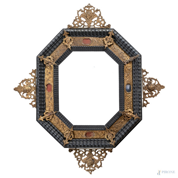 Cornice ottagonale in legno intagliato e inserti in lamina di bronzo dorato e cesellato, XIX secolo, ingombro cm 48,5x43, luce cm 21x17, (segni di usura, scalfiture, difetti)