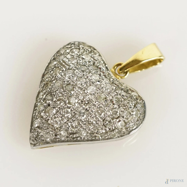 Ciondolo a forma di cuore in oro bianco e giallo 18 KT impreziosito da brillantini, cm 3,3x2,4, peso gr. 6.8