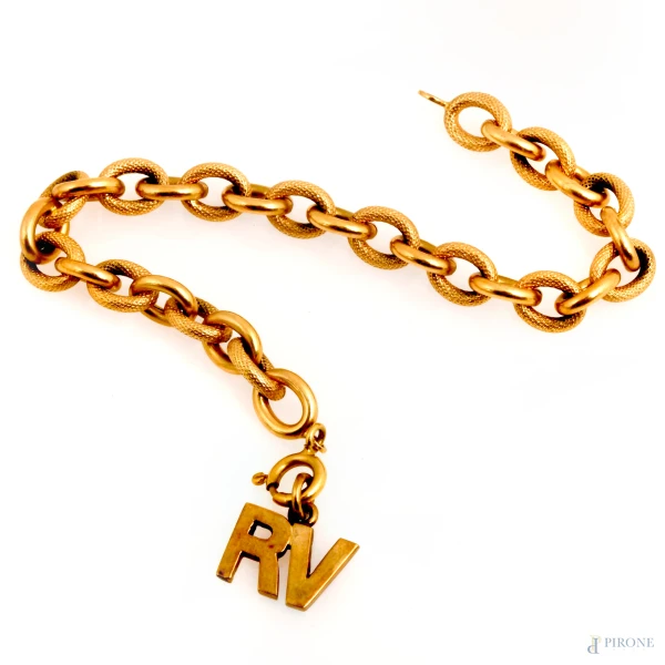 Bracciale in oro giallo 18 kt con iniziali "RV", lunghezza cm 18,5, peso gr 8,8