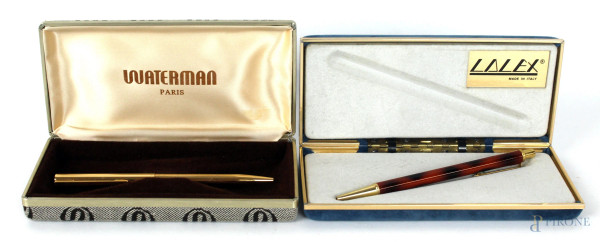 Due penne placcate in oro, marcate Lalex e Waterman, entro custodie originali