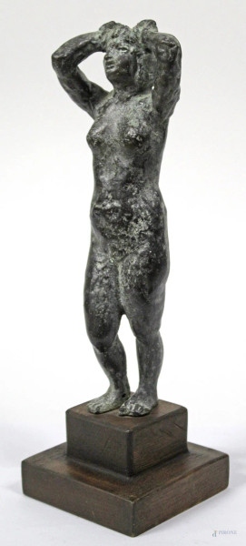 Figura, scultura in bronzo dorato poggiante su base in legno, H 35 cm.