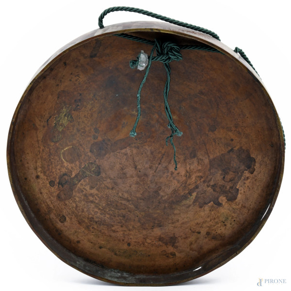 Gong in metallo dipinto e dorato completo di martello, XX secolo, diametro cm 36, (segni di usura...