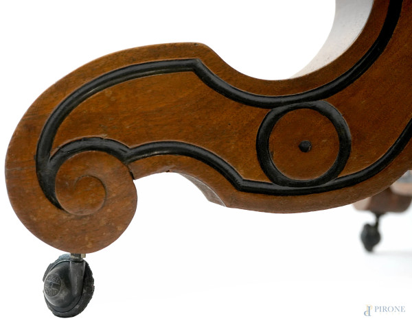 Lotto composto da tavolo ovale apribile, in noce con rifinitura perimetrale laccata nero e fusto ...