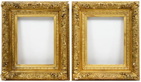 Coppia di cornici in legno intagliato e dorato, XX secolo, misure ingombro cm 66x57, misure luce cm 42,5x32,5, (difetti).