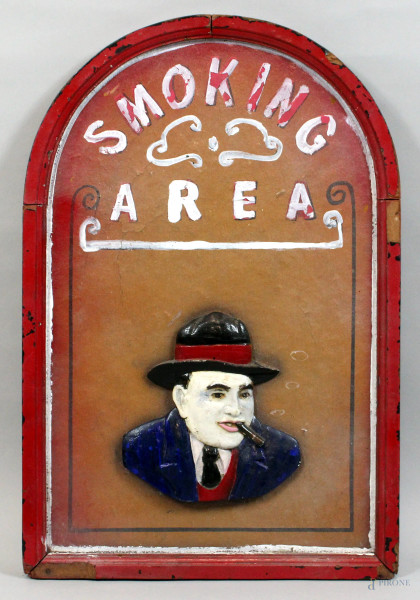 Smoking area, pannello in legno dipinto con il ritratto di Al Capone, cm. 61x41, (difetti).
