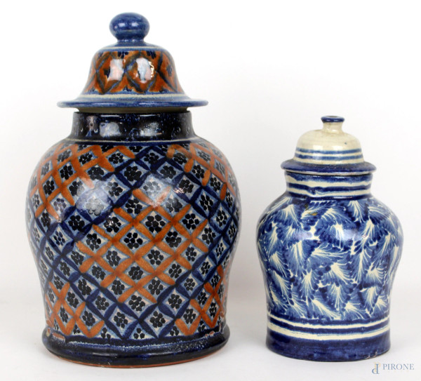 Lotto di due vasi con coperchi, in maiolica policroma, arte messicana, altezza cm 30, XX secolo