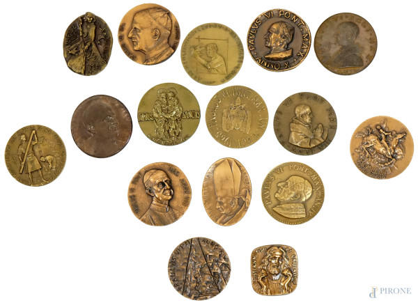 Lotto di sedici medaglie diverse in bronzo raffiguranti Pio VI e  Paolo V, diam.max cm 4,5, XX secolo, entro cofanetti originali.