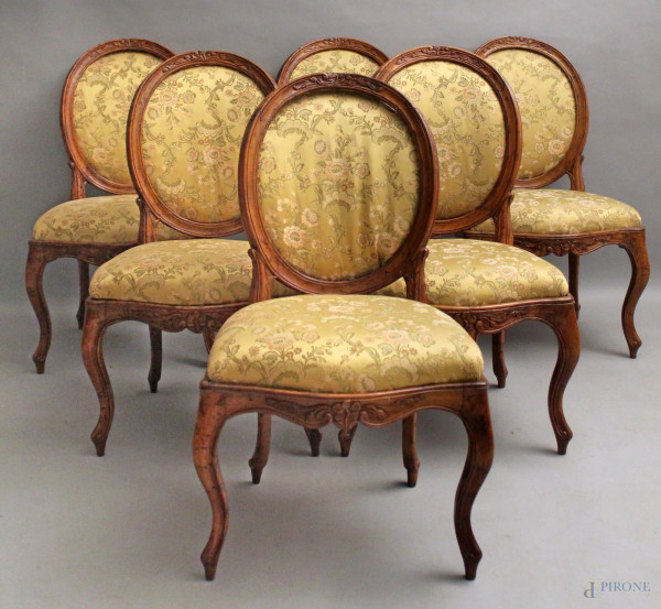 Lotto composto da sei sedie Luigi XV in noce, particolari intagliati, con dorsale a medaglione e rivestite in stoffa fiorata.