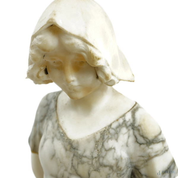 Scultura in marmo e alabastro rappresentante una bambina con un mazzolino di fiori, firmato L. Ve...