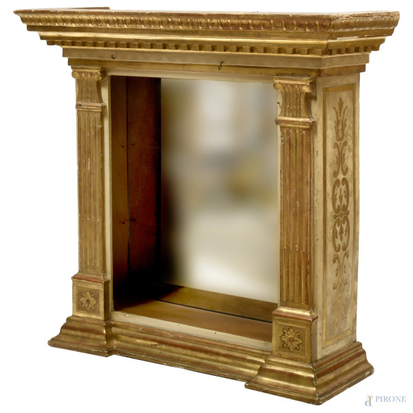 Teca con specchio in legno dipinto e dorato in stile neoclassico, fine del XIX - inizi del XX sec...