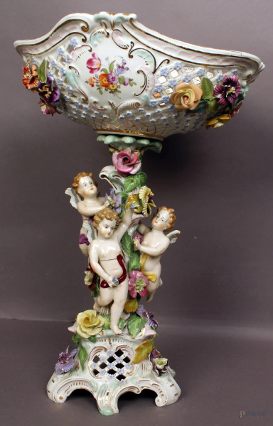 Alzata in porcellana policroma retta da putti con fiori a rilievo, marcata Dresda, H 45,5, (difetti e restauri).