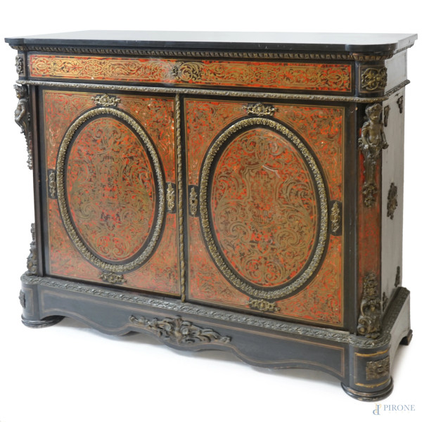 Credenza stile Boulle, XX secolo, in legno ebanizzato con intarsi e applicazioni in metallo dorato, fronte a due ante, piedi a mensola, cm h 108,5x131,5x41,5, (difetti)