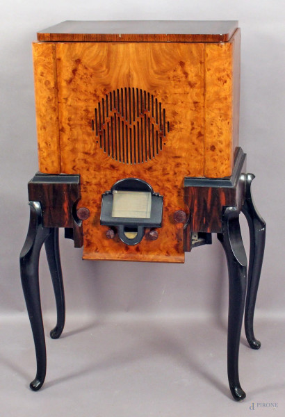 Radio Marelli con giradischi, cassa in radica di tuia, poggiante su quattro gambe mosse, altezza 100x62x40 cm, anni &#39;30, (piano sostituito).