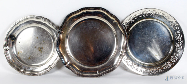 Lotto di tre vassoio in metallo argentato, diametro max 34 cm.