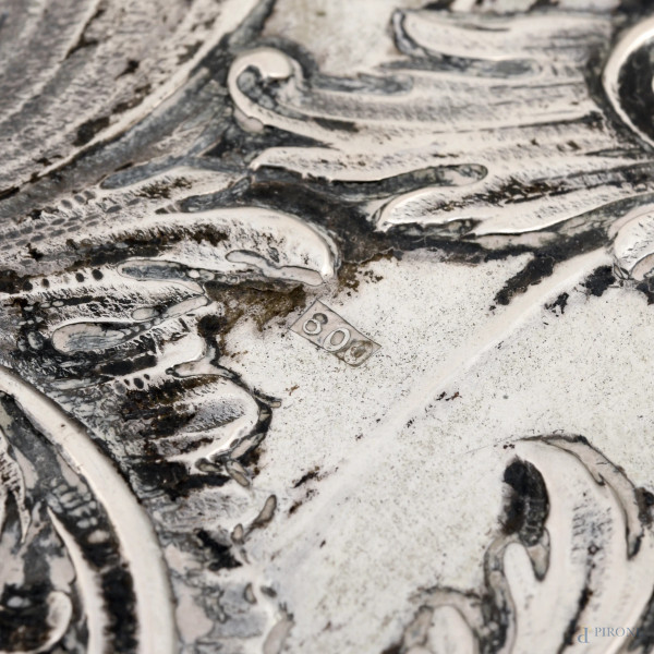 Vassoio centrotavola in argento 800/000 e pietre dure, cm 34x35, peso lordo gr 960, (segni di usu...