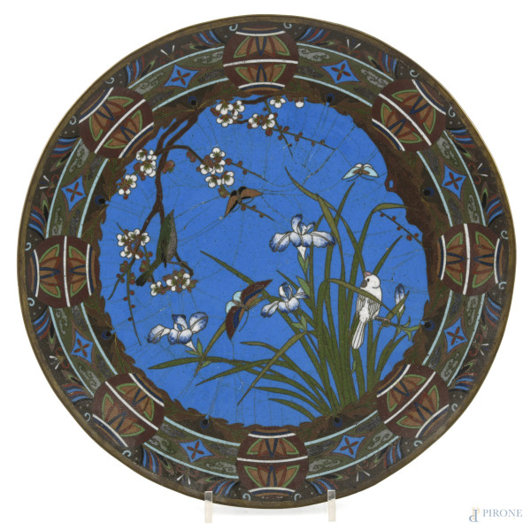 Piatto cloisonné decorato con farfalle, fiori e pappagallo, XX secolo, diametro cm 30, (segni di usura)