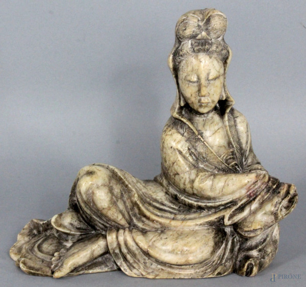 Divinit&#224; orientale scultura in pietra saponaria. H.17cm lung.19cm