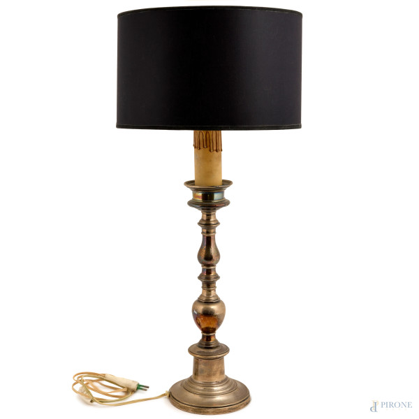 Lampada in metallo argentato con paralume, altezza cm 65