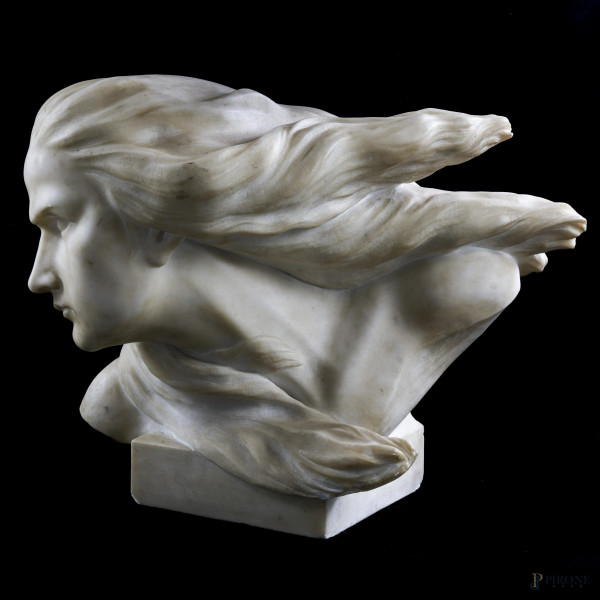 Scultura in marmo raffigurante Spirito del Vento, XX secolo, cm 34x40x22 circa