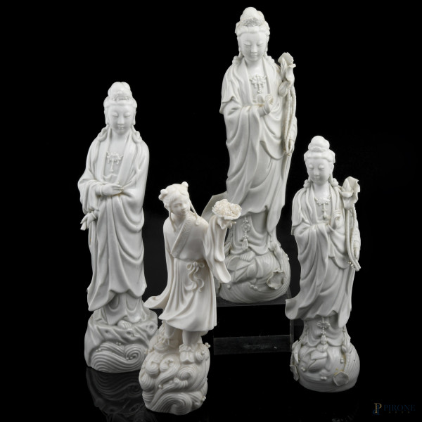 Lotto di quattro guanyn in porcellana bianca, XX secolo, altezza massima cm 32, ( segni di usura, difetti di cottura, felature, piccoli difetti)