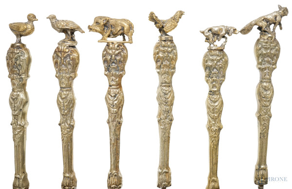 Porta spiedini in legno contenente 23 spiedini in metallo con terminali a foggia di animali, Gucc...