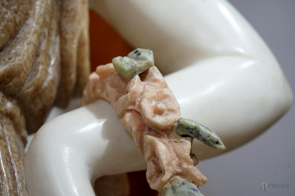 Coppia di sculture in marmo e alabastro rappresentanti due figure allegoriche femminili, basi in ...